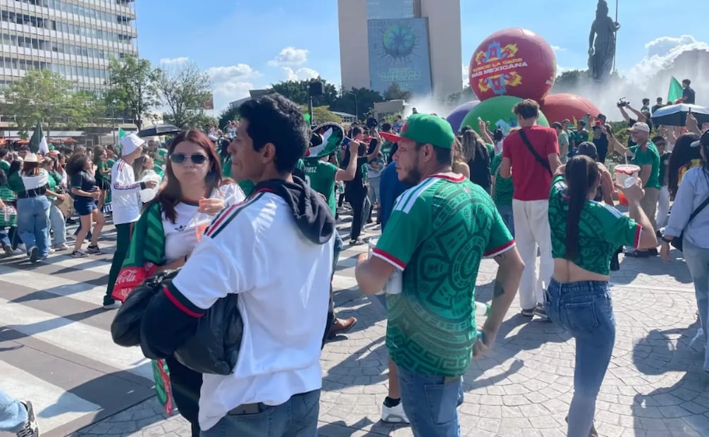 Desde temprano las calles que llevan al centro tapatío fueron llenándose de aficionados al fútbol que caminaban con el objetivo de alcanzar un sitio en el Fan Fest.
Foto: Especial.