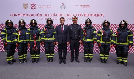 Bomberos de CDMX reciben primeros 100 nuevos uniformes con nanotecnología