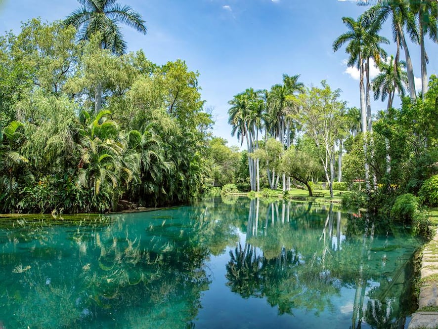 Vista general del parque natural con zonas de agua cristalina y áreas verdes. Foto: Las Estacas