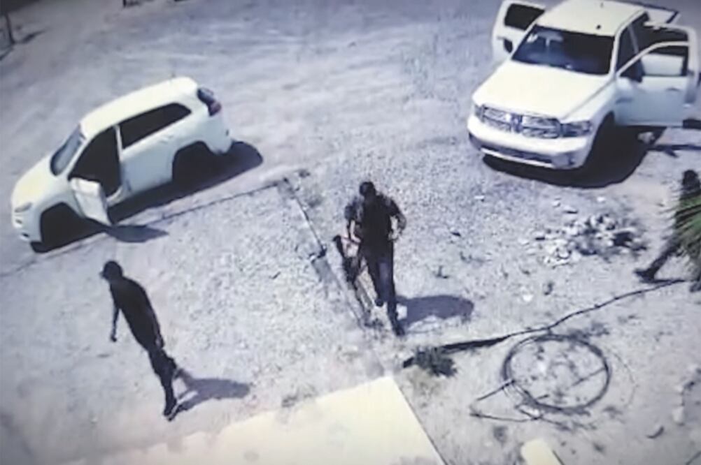 En dos camionetas blancas de modelo reciente arribaron los presuntos delincuentes a la propiedad del ganadero Sergio Serrano, según indagatorias (FOTOS: ESPECIAL)