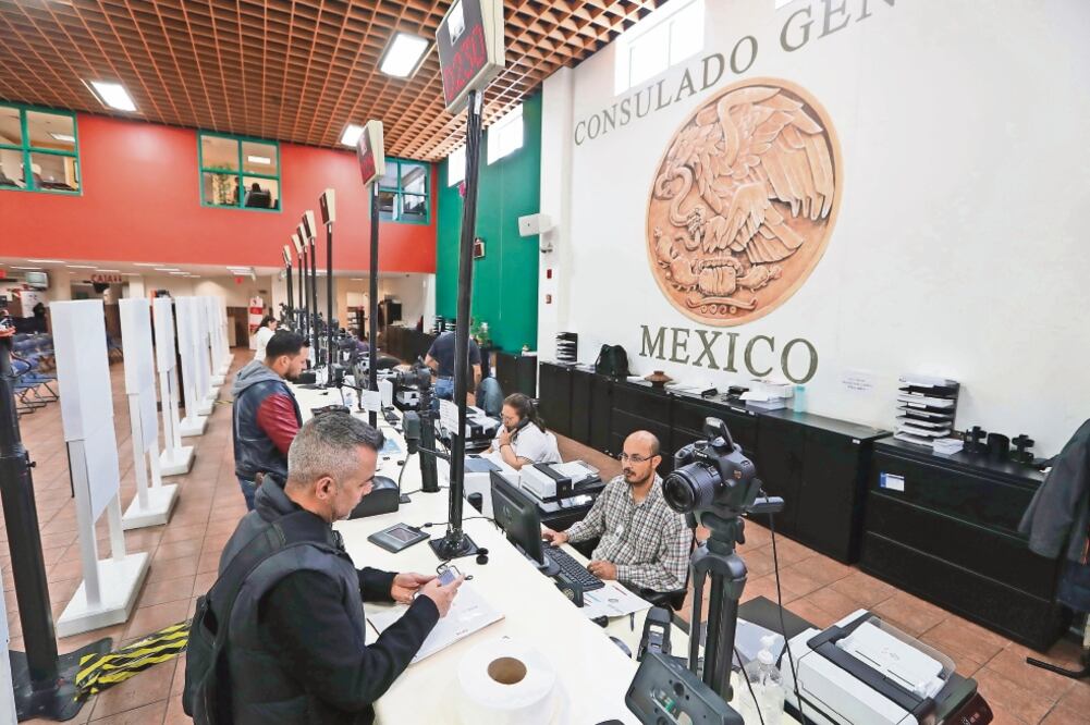 Carlos Jiménez Macías, cónsul mexicano en Chicago, asegura que inmediatamente después de la victoria de Donald Trump en las elecciones presidenciales, comenzó una gran demanda diaria en el consulado. (FOTOS: LUIS CORTÉS. EL UNIVERSAL)