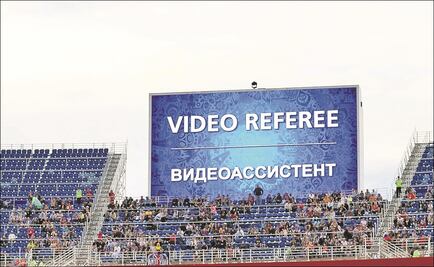 Improvisan el VAR con una cámara fotográfica