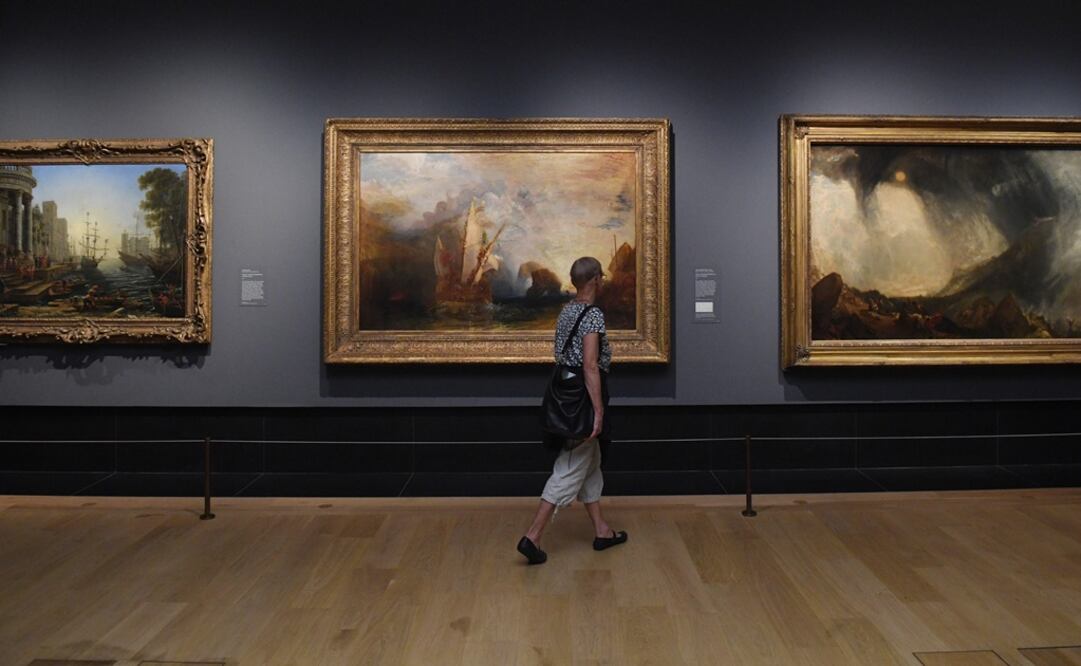 na mujer observa la pintura del artista británico William Turner "Ulysses deriding Polyphemus". Foto: EFE/Facundo Arrizabalaga