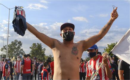 Aficionado de las Chivas quema su playera y manda mensaje a Amaury Vergara