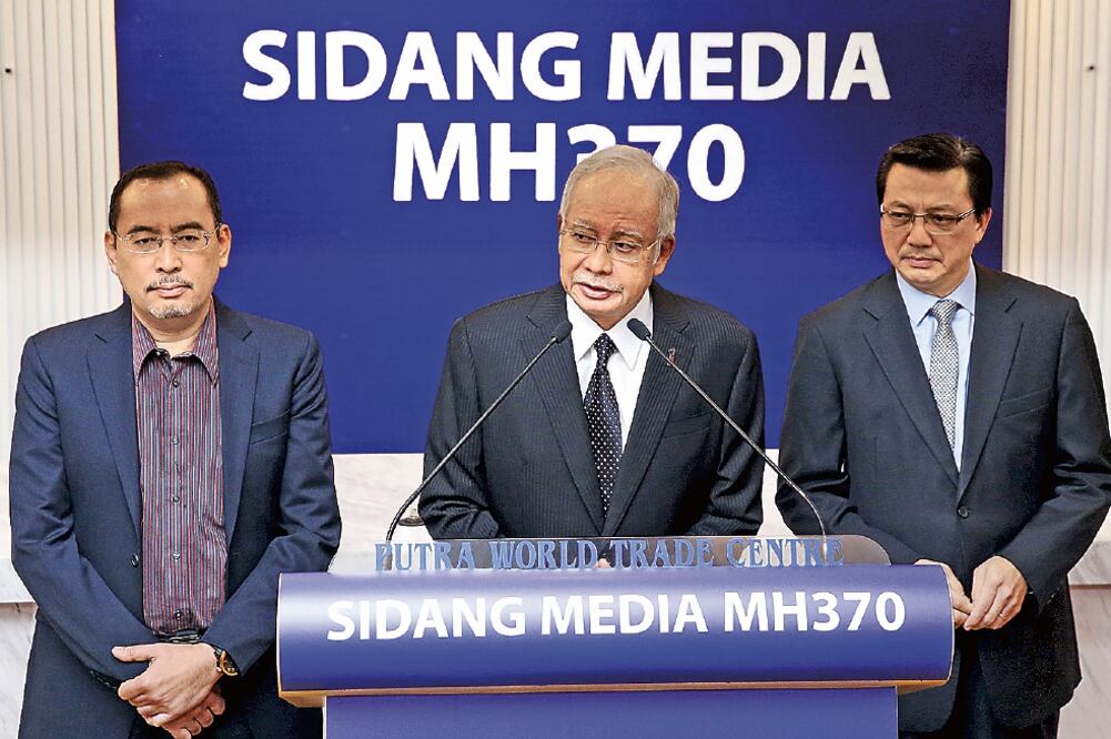 El premier de Malasia, Najib Razak (centro), en la conferencia en la que anunc ió los resultados de las pesquisas sobre el ala de avión hallada en Francia (OLIVIA HARRIS. REUTERS)