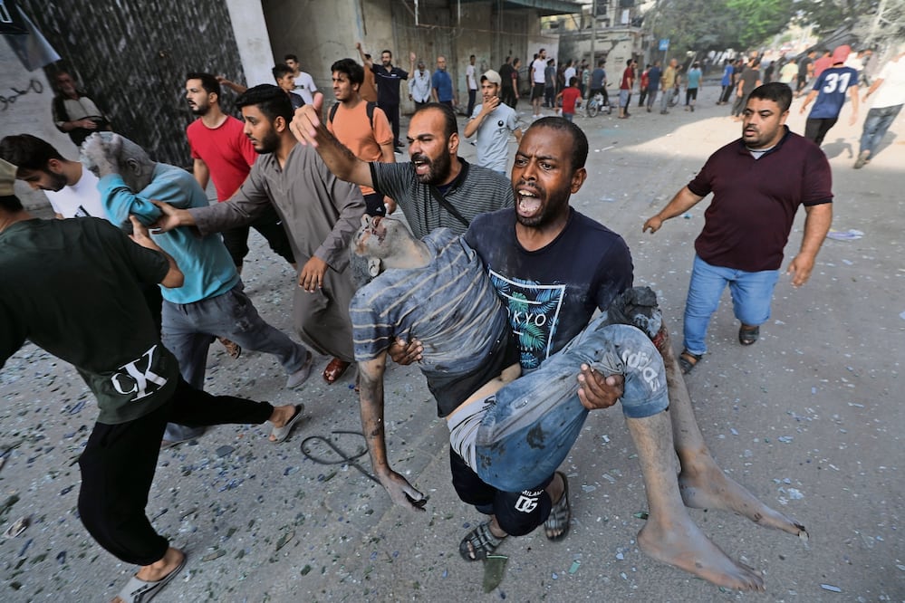 Un palestino carga a un hombre herido tras un ataque aéreo israelí en el norte de Gaza. Foto: Mohammed Saber | EFE