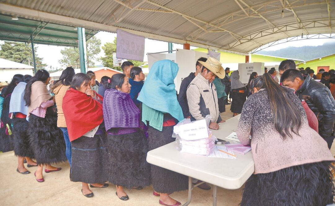 Tzotziles fueron a la comunidad Corazón de María, en el municipio de San Cristóbal de las Casas, Chiapas, para participar en la consulta. Foto: Jacob García/ EL UNIVERSAL.
