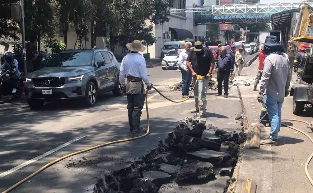 La fuga de agua, se hunde y agrieta carril de avenida Cuauhtémoc en la colonia Roma. Foto: Especial