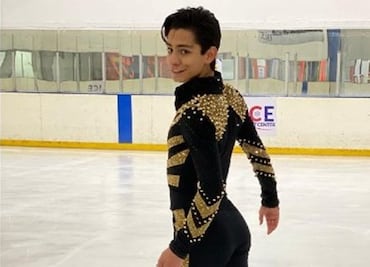 Donovan Carrillo y su traje de 17 mil cristales y valor de 60 mil pesos