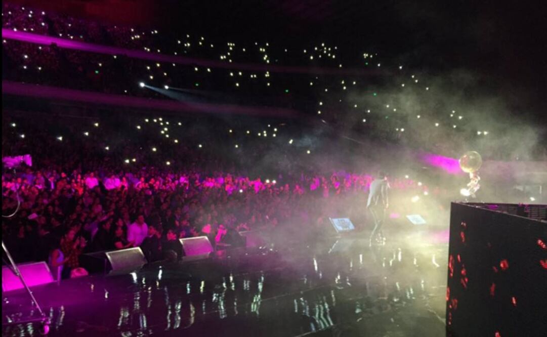 Julión no reparó en tomar los regalos del público. FOTO: Twitter/@julionalvarez