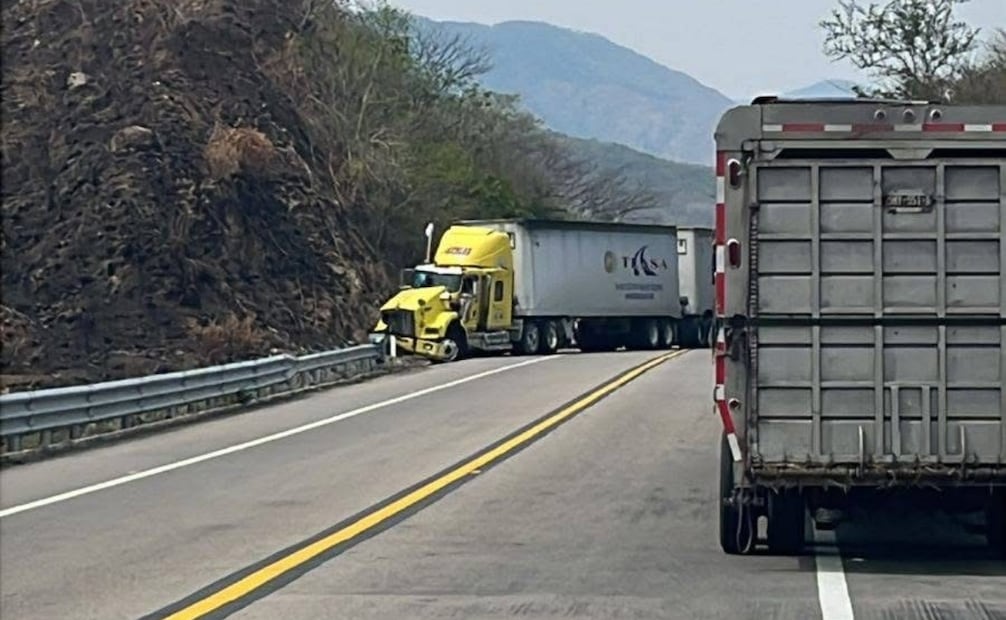 Tráiler sin frenos provoca choque en caseta de Arriaga, Chiapas; seis personas resultan lesionadas.
Foto: Especial.