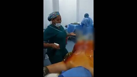 Video. Enfermeras y médicos bailan en quirófano junto a paciente desnuda