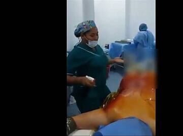 Video. Enfermeras y médicos bailan en quirófano junto a paciente desnuda