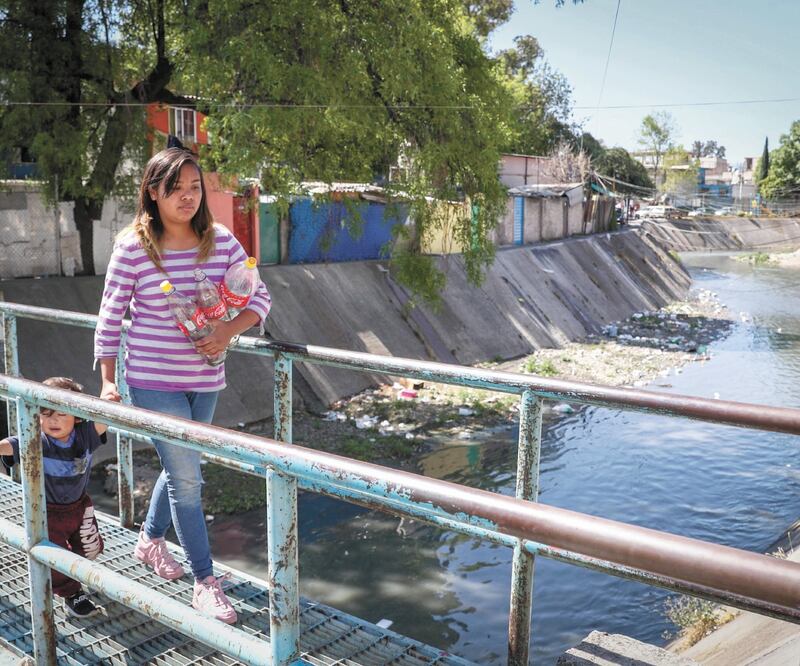El río Hondo, ubicado en Huixquilucan y Naucalpan, a la altura del Periférico norte, se encuentra lleno de basura, desperdicios de comida, mal olor y moscas, lo que lo ha convertido en una cloaca lineal de 17 kilómetros. Foto: DIEGO SIMÓN. EL UNIVERSAL