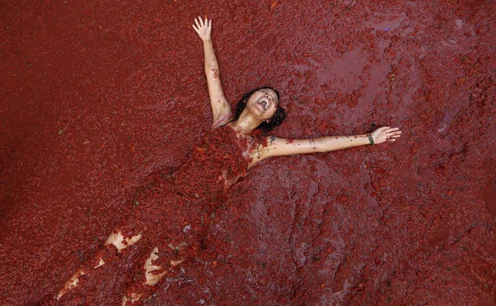 Una mujer durante la tradicional "Tomatina", la guerra anual de tomates en Buñol, España, el 30 de agosto de 2023. Foto: AP