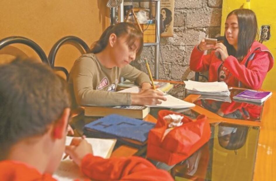 Por turnos, el modelo que seguirán 4 hermanitos por regreso a clases