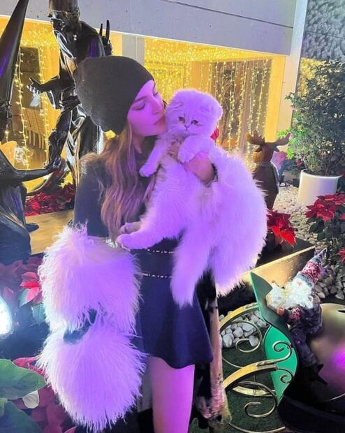 Belinda derrocha sensualidad en minivestido negro