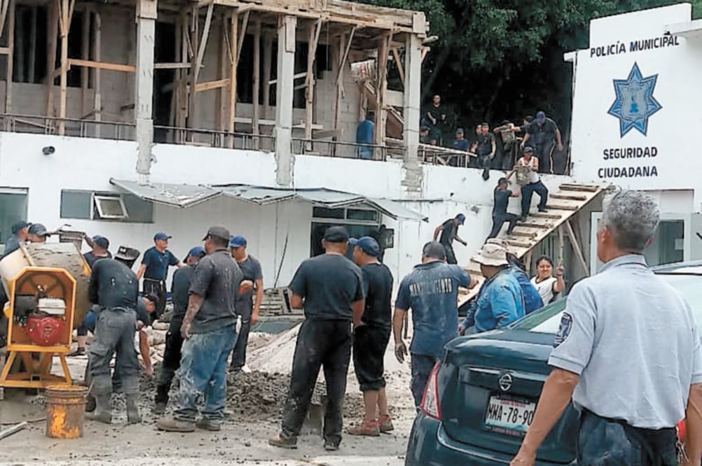 Con el apoyo de una mezcladora, policías de la academia municipal hicieron mezcla para una cimbra. Foto: ESPECIAL