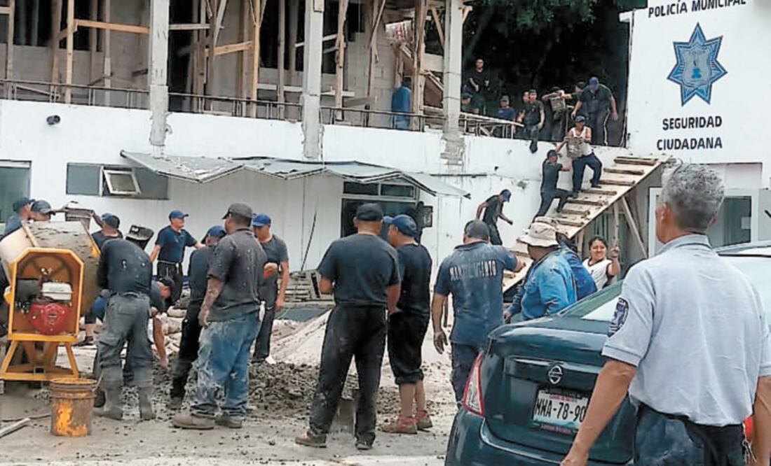 Con el apoyo de una mezcladora, policías de la academia municipal hicieron mezcla para una cimbra. Foto: ESPECIAL