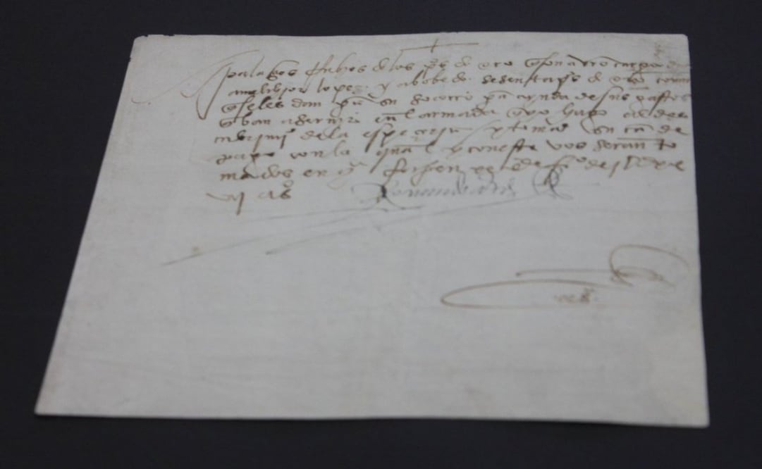 El FBI entregó a México un documento de casi 500 años de antigüedad que fue recuperado en Estados Unidos. Foto: Especial
