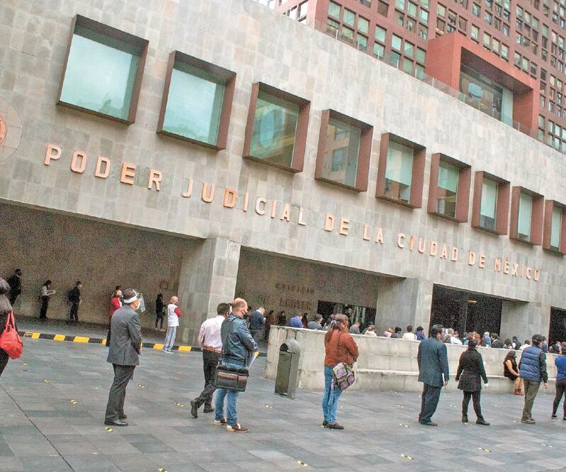 Desde la mañana de ayer, en los juzgados del Tribunal Superior de Justicia de la Ciudad de México, ubicados en avenida Juárez, se observaron largas filas afuera del recinto. Foto: CUARTOSCURO