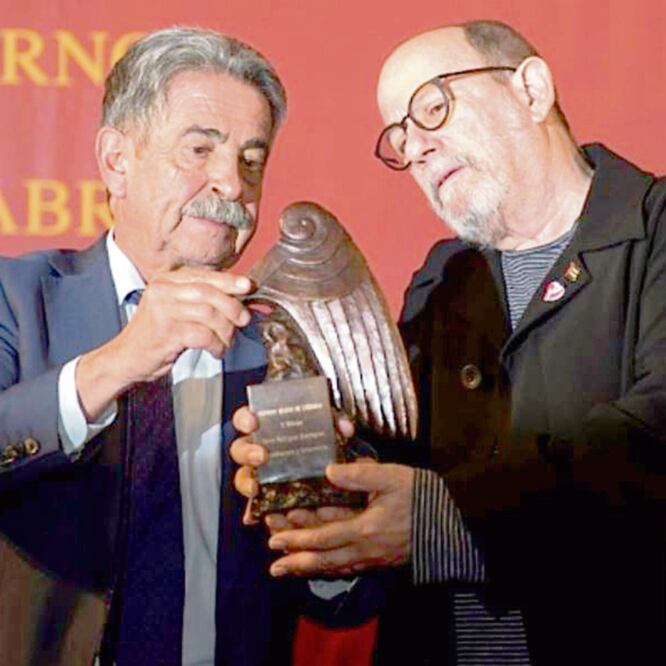 El presidente de Cantabria, Miguel Ángel Revilla entregó el galardón al cantautor cubano. PEDRO PUENTE HOYOS. EFE