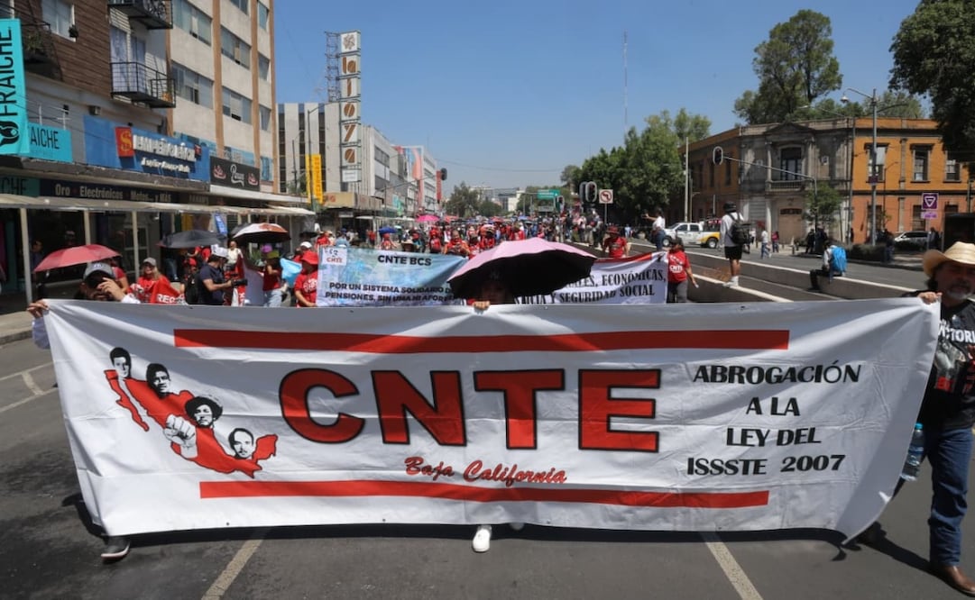 En el Día del Maestro, integrantes del magisterio marchan en la CDMX con rumbo al Zócalo. Foto: Gabriel Pano / EL UNIVERSAL
