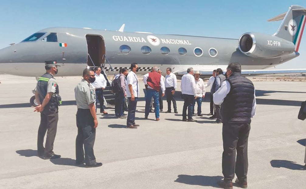 El fin de semana, el secretario de Gobernación, Adán Augusto López, apareció al pie de un avión de la Guardia Nacional, junto a otros funcionarios y lo acusaron de usar la nave para acudir a eventos en favor de la revocación de mandato. Foto: Especial
