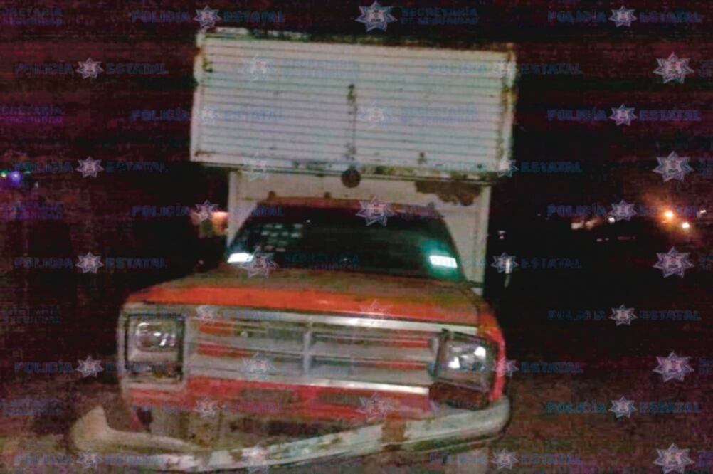 Hallazgo. La policía halló dos camionetas, una tenía tres bidones de mil litros llenos a 90% con diesel y en la otra, cuatro contenedores vacíos (ESPECIAL)