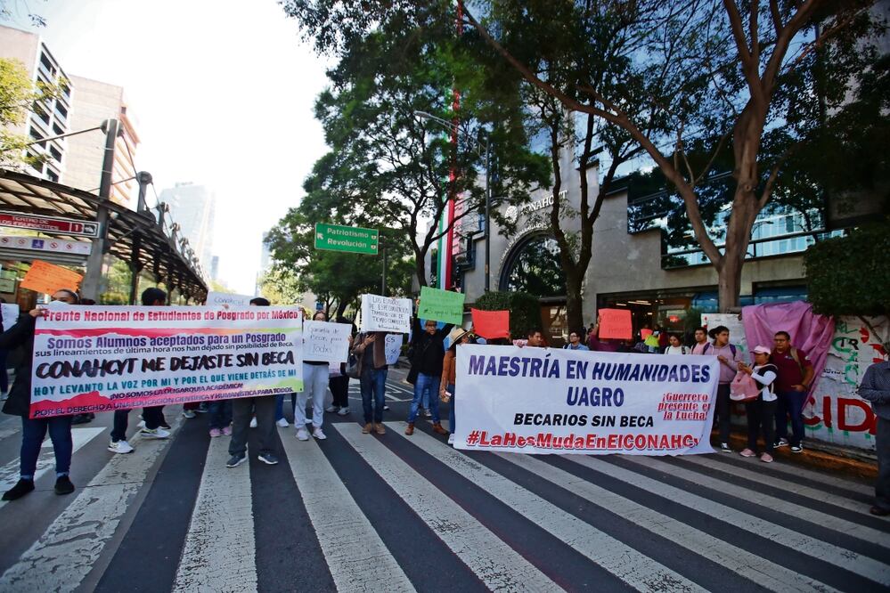 El sexenio que termina fue complicado para los estudiantes de posgrado, que en muchas ocasiones se manifestaron en la sede del Conahcyt por la falta de apoyo. Foto: Archivo EL UNIVERSAL