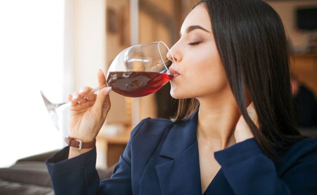 La verdad detrás del dolor de cabeza por consumir vino tinto. Fuente: Freepik.