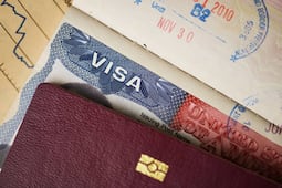EU alista revocación masiva de visas; hasta 200 mil personas se verían afectadas, reporta AP