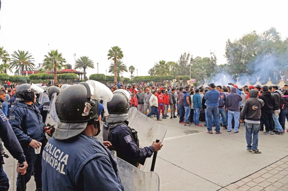 Habitantes de Tultepec lanzaron cohetones y piedras a los agentes que catearon viviendas del municipio, quienes les respondieron con gases lacrimógenos. (JUAN ARMANDO MARTÍNEZ. EL UNIVERSAL)
