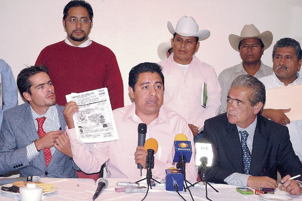 En 2011 Willy Reyes (centro) era edil de Tlapa y se dijo víctima de persecución política por el crimen del diputado federal Moisés Villanueva. (ARCHIVO EL UNIVERSAL)