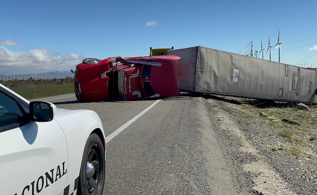 Frente frío 30 deja tráileres volcados y comunidades sin luz en el Istmo de Oaxaca; ordenan suspensión de clases