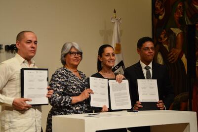 Claudia Sheinbaum firma convenio para reducir trámites en la CDMX