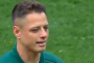 "Chicharito" llora durante himno de México