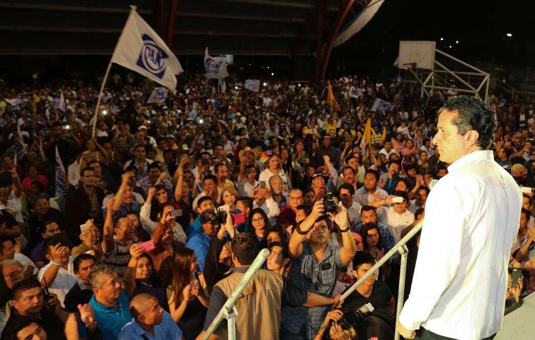 Carlos Joaquín encabezó una concentración esta noche en el domo de la colonia Payo Obispo, en Chetumal (Adriana Varillas / EL UNIVERSAL)