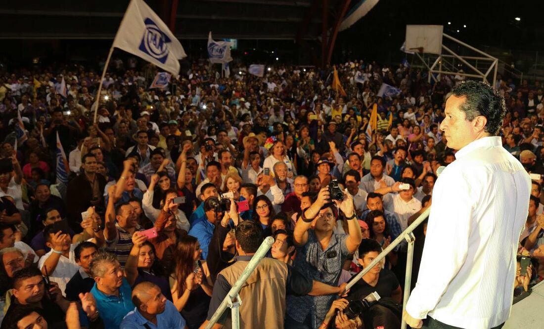 Carlos Joaquín encabezó una concentración esta noche en el domo de la colonia Payo Obispo, en Chetumal (Adriana Varillas / EL UNIVERSAL)