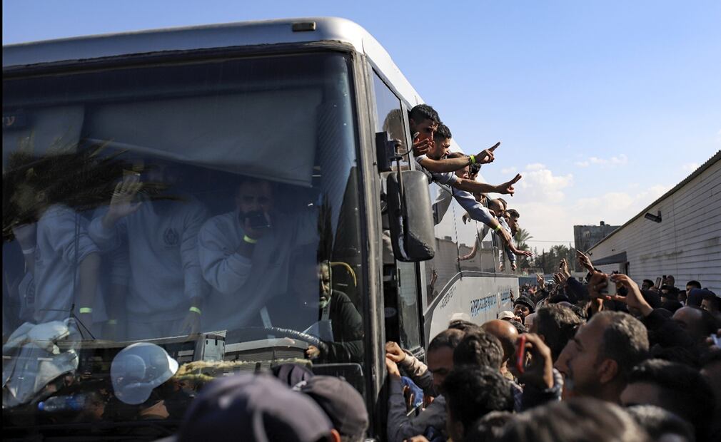 Imagen de prisioneros palestinos que fueron liberados este sábado 1 de febrero de 2025 en la Franja de Gaza como parte del intercambio por tres rehenes israelíes en el marco del alto el fuego. Foto: AP