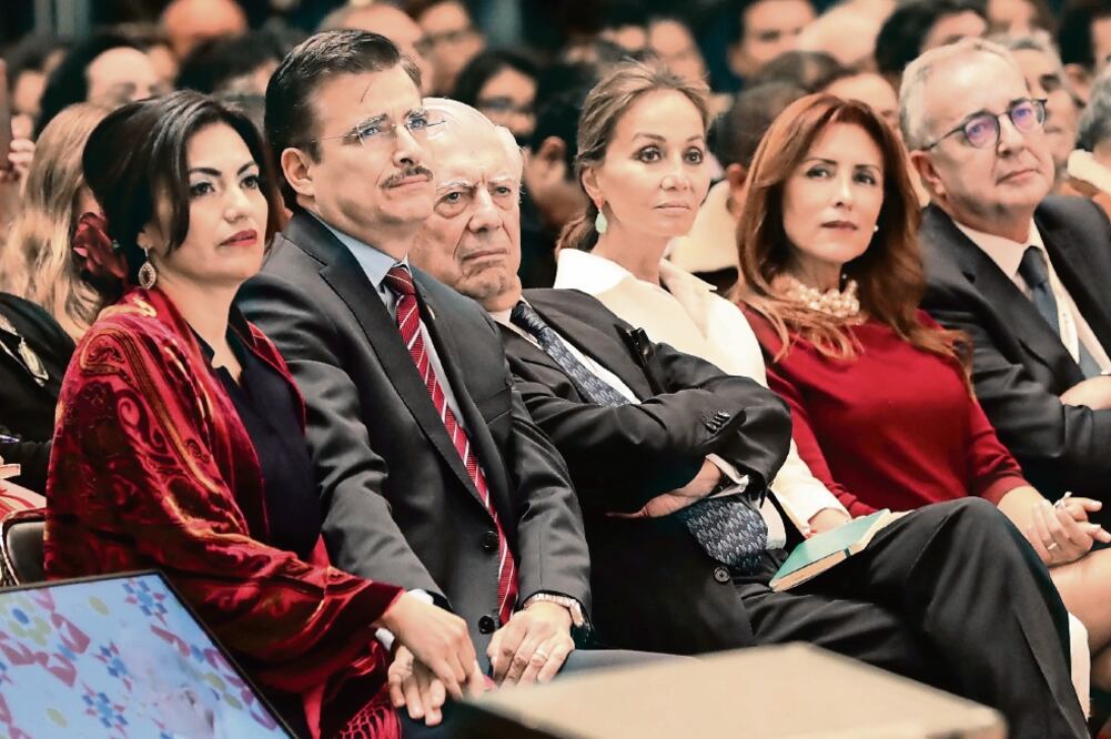 El peruano Mario Vargas Llosa, acompañado de Isabel Preysler, durante el homenaje por sus 80 años de vida (JUAN BOITES. EL UNIVERSAL)