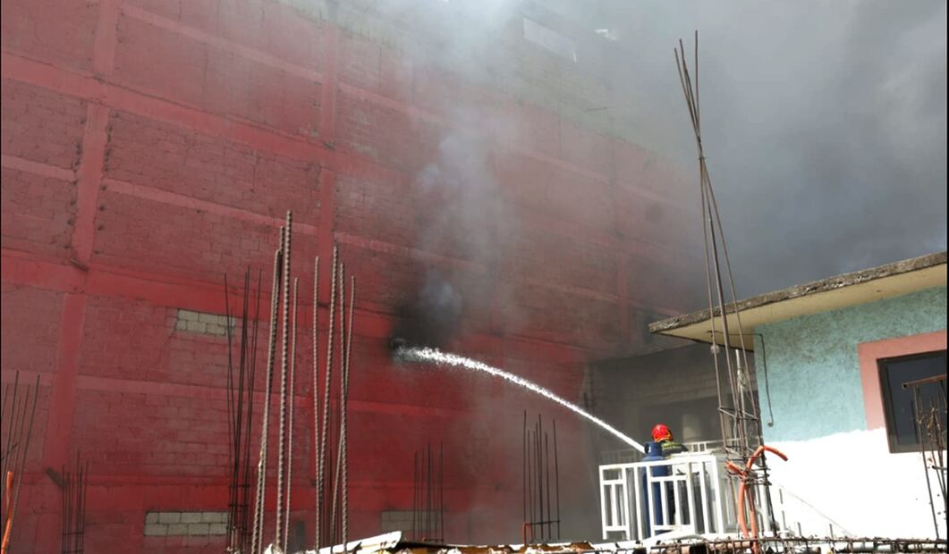 Bomberos de la Ciudad de México y Estado de México sofocan un fuerte incendio que se registró en una bodega de colchones en la colonia Hank González, en el municipio de Ecatepec, el martes 21 de octubre de 2025. Foto: Francisco Rodríguez/EL UNIVERSAL