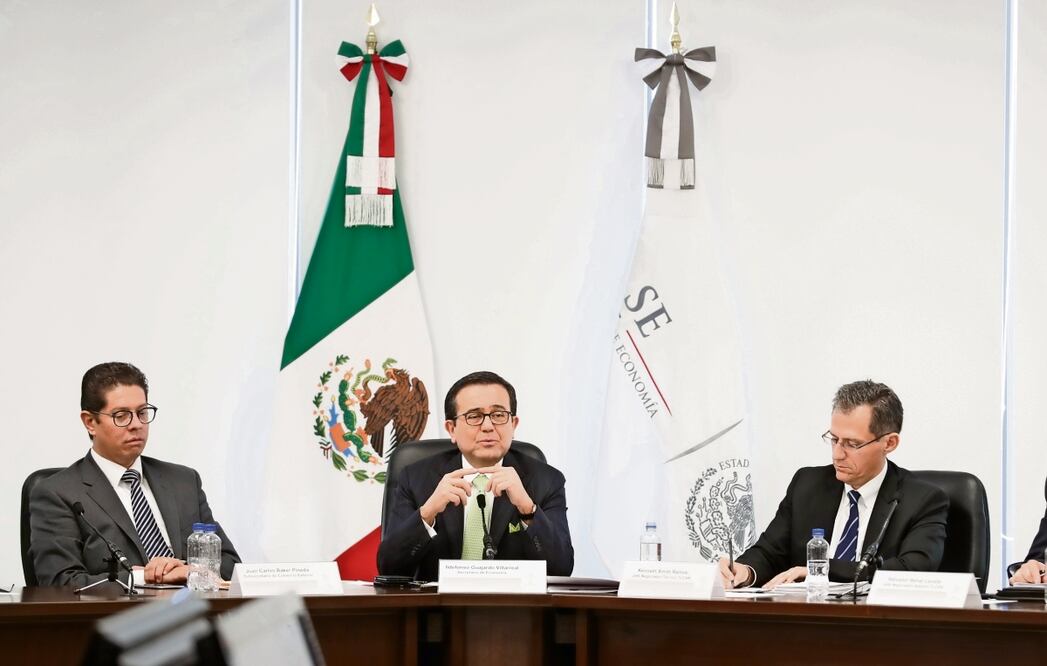 De izq. a der., Juan Carlos Baker, exsubsecretario de Comercio; Ildefonso Guajardo, exsecretario de Economía, y Kenneth Smith Ramos, exjefe negociador técnico. Foto: Archivo EL UNIVERSAL