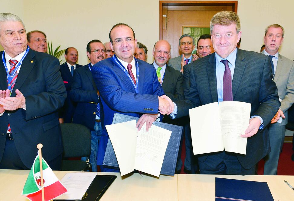 El secretario del Trabajo, Alfonso Navarrete Prida, estuvo ayer en la sede de la OIT para ratificar el convenio 138 sobre la edad mínima de admisión al empleo (GABRIELA SOTOMAYOR / NOTIMEX)