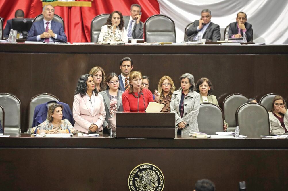 La diputada Tatiana Clouthier, acompañada de legisladoras de Morena y PT, subió a tribuna para intentar eliminar del dictamen la conformación de la Junta de Jefes de Estado Mayor, pero la propuesta fue rechazada (JUAN CARLOS REYES. EL UNIVERSAL)