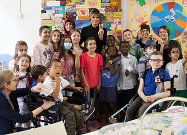 Melania Trump visita y juega con niños enfermos en Roma