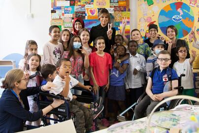 Melania Trump visita y juega con niños enfermos en Roma