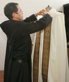 Religiosos quieren entrar a 'Los Pinos'