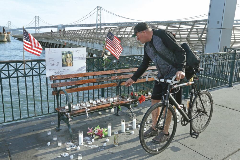 Craig Warner deja una campana en un memorial para Kate Steinle, en San Francisco. La mujer murió por una bala disparada por el mexicano García Zárate. Foto: BEN MARGOT. AP 