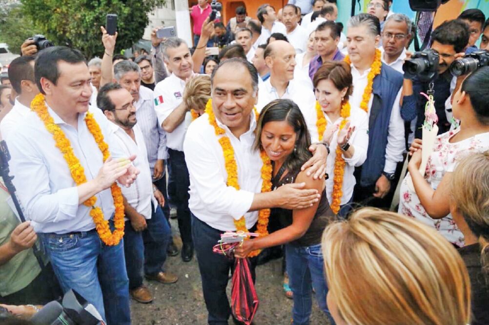 Miguel Ángel Osorio Chong estuvo ayer en Chilpancingo, Guerrero, al lado de la titular de la Sedatu, Rosario Robles, además del gobernador de Guerrero, Héctor Astudillo, para participar en el arranque del programa Pinturas en Fachadas (SEDATU)